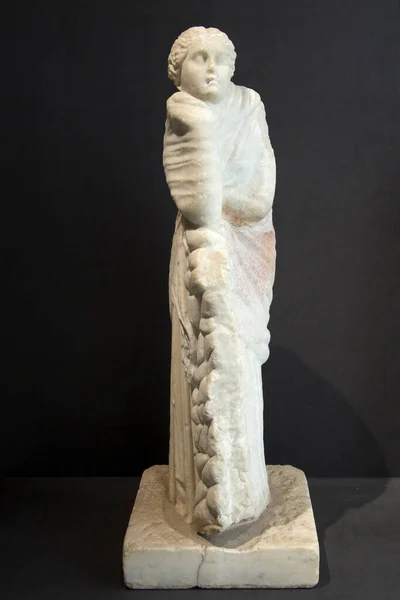 ポンペイの考古学的発掘調査の 旧ストラグランデ で展示されている ポンペイの家の中の芸術と官能性 展中に ムーサ ポリュミニア 銀と錫の像は 1月15 2023まで観光客に見える — ストック写真