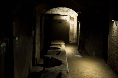 Antik aydınlık koridorlar, Herculaneum 'un eski yeraltı tiyatrosunun yeniden açılışı sırasında, başkent 79' un patlaması ile gömüldü. Tiyatro, 18. yüzyılda keşfedilen ilk anıttır..