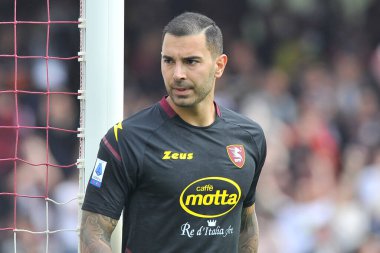 Salernitana 'lı Luigi Sepe, Salernitana ile Fiorentina arasındaki İtalyan Serie A ligi maçında Salernitana 2, Fiorentina 1, Arechi Stadyumu' nda oynandı. Salerno, İtalya, 24 Nisan 2022.