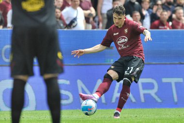 Salernitana 'lı Nadir Zortea oyuncusu, Salernitana - Fiorentina final maçında Salernitana 2, Fiorentina 1, Arechi Stadyumu' nda oynandı. Salerno, İtalya, 24 Nisan 2022.
