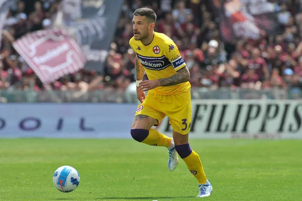 Fiorentina 'lı Cristiano Biraghi, Salernitana ile Fiorentina arasındaki İtalyan Serie A ligi maçında Salernitana 2, Fiorentina 1, Arechi Stadyumu' nda oynandı. Salerno, İtalya, 24 Nisan 2022.
