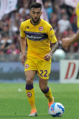 Fiorentina 'lı Nicolas Gonzales, Salernitana - Fiorentina final maçı olan Salernitana 2, Fiorentina 1 ile Arechi Stadyumu' nda oynanan İtalyan Serie A ligi maçında oynadı. Salerno, İtalya, 24 Nisan 2022.