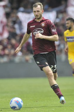 Salernitana 'nın Norbert Gyomber oyuncusu, Salernitana - Fiorentina final maçı, Salernitana 2, Fiorentina 1, Arechi Stadyumu' nda oynandı. Salerno, İtalya, 24 Nisan 2022.