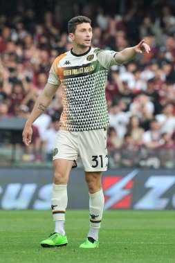 Venezia 'lı Mattia Caldara, Salernitana ile Venezia arasında oynanan İtalya Serie A Ligi maçında, Salernitana 2, Venezia 1, Arechi Stadyumu' nda oynanan maç. Salerno, İtalya, Mayıs 05, 2022. 