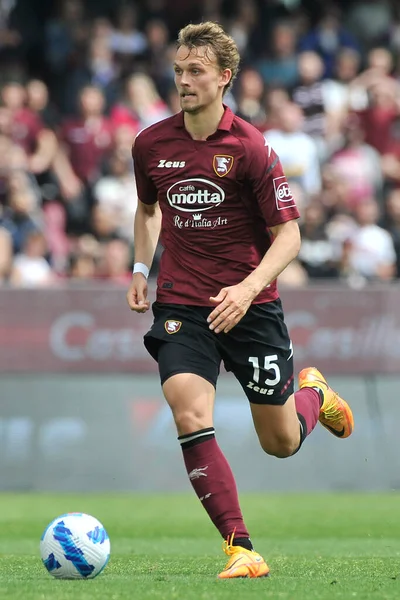 Salernitana 'dan Emil Bohinen, Salernitana ile Fiorentina arasındaki İtalyan Serie A ligi maçında Salernitana 2, Fiorentina 1, Arechi Stadyumu' nda oynandı. Salerno, İtalya, 24 Nisan 2022.