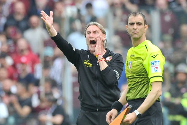 Salernitana 'nın Davide Nicola koçu, Salernitana ile Venezia arasında oynanan İtalya Serie A ligi maçında Salernitana 2, Venezia 1, Arechi Stadyumu' nda oynandı. Salerno, İtalya, Mayıs 05, 2022. 