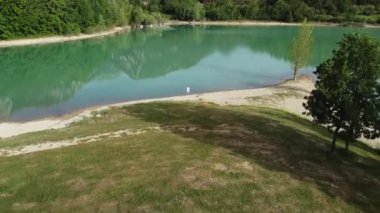 Abruzzo, Lazio ve Molise Ulusal Parkı 'ndaki Mainarde Oasis' in bir parçası olan yapay turkuaz gölü Castel San Vincenzo Gölü..