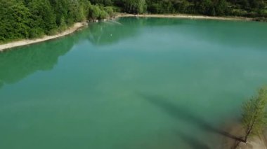 Abruzzo, Lazio ve Molise Ulusal Parkı 'ndaki Mainarde Oasis' in bir parçası olan yapay turkuaz gölü Castel San Vincenzo Gölü..
