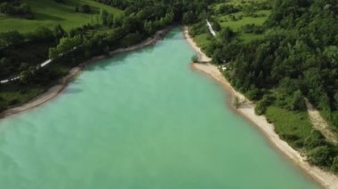 Abruzzo, Lazio ve Molise Ulusal Parkı 'ndaki Mainarde Oasis' in bir parçası olan yapay turkuaz gölü Castel San Vincenzo Gölü..