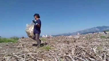 Plastik Serbest Derneği gönüllüleri, nehir seli ve güçlü fırtınaların getirdiği atıkları topluyorlar. Lazio bölgesini Campania bölgesinden ayıran 38 km uzunluğundaki Garigliano nehrinin ağzı.