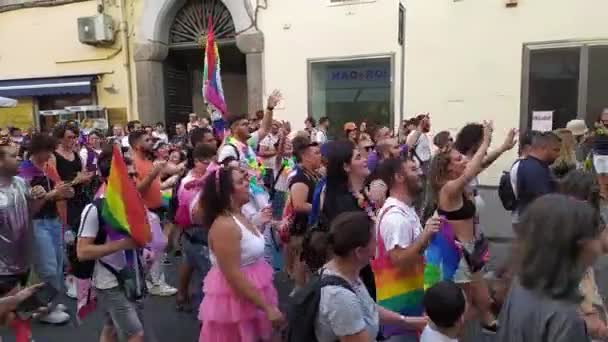 アザスの街の通りに沿って開催されたアザスプライドのバナーや旗を持つ行列の若い参加者 イタリア 2022年6月26日 — ストック動画