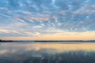 Sahilde gün batımı. Panoramik plaj manzarası. Altın gün batımı gökyüzü sakinliği güneş ışığı yaz havasını rahatlatıyor. Tatil tatili afişi