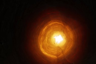 Çapraz kesit, arka plan aydınlatma ve koyu arkaplan ile serpinti taşı boyunca. 