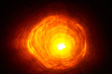 Çapraz kesit, arka plan aydınlatma ve koyu arkaplan ile serpinti taşı boyunca. 