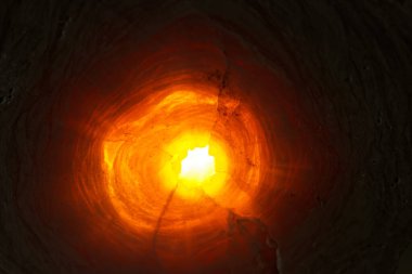 Çapraz kesit, arka plan aydınlatma ve koyu arkaplan ile serpinti taşı boyunca. 