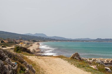 Korfu Yunanistan 'daki Paralia Arachavi Sahili manzarası
