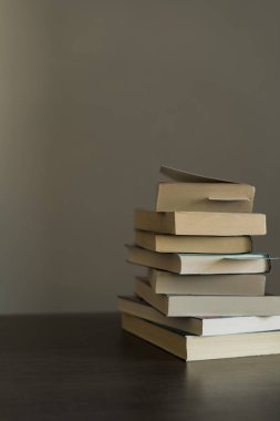 Kitap yığını okunmaya hazır ya da tahta bir masanın üstünde Kitap Günü 'nde okunmuş.