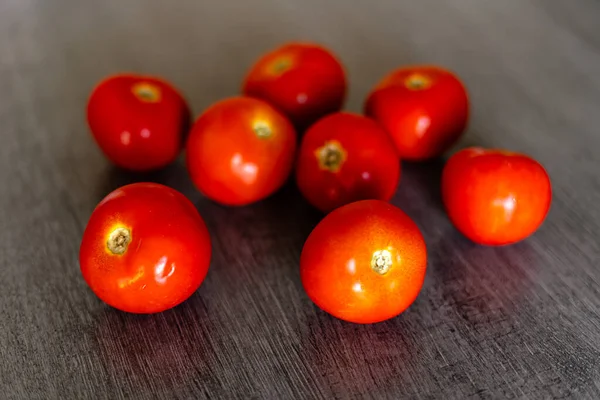 Grupa Jasnoczerwonych Świeżych Pomidorów Drewnianym Stole Kuchni — Zdjęcie stockowe