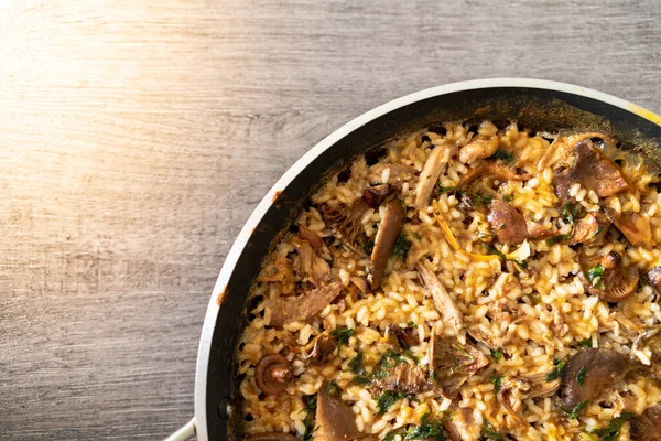 Vista Aérea Delicioso Arroz Montaña Con Solomillo Champiñones Comida Casera — Foto de Stock