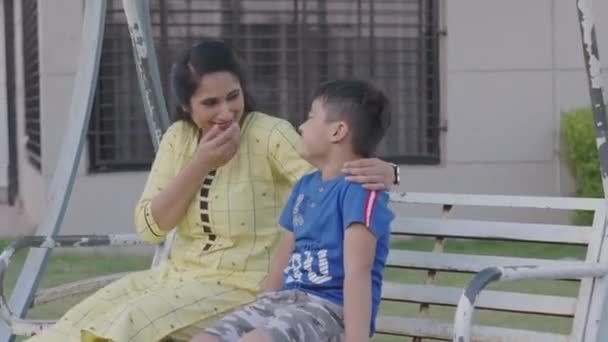 Ινδική Όμορφη Μητέρα Χαριτωμένο Γιο Της Παιδί Κάνει Εκφράσεις Πρόσωπο — Αρχείο Βίντεο