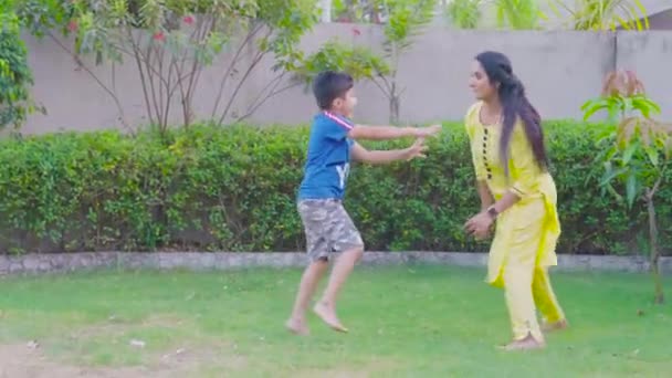 Indiai Anya Aranyos Fiával Gyerek Együtt Játszik Füvet Dobál Egymásra — Stock videók