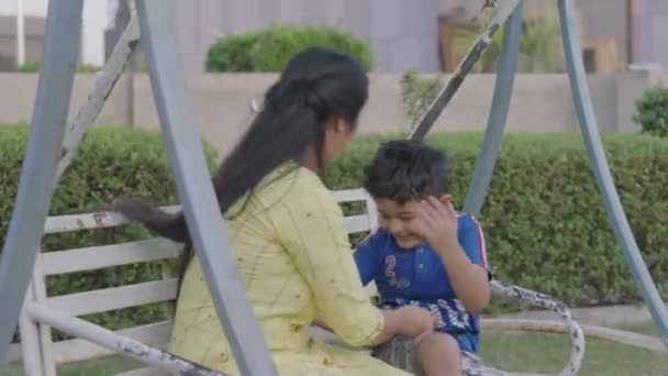 Індійська Прекрасна Мати Своїм Милим Сином Дитина Робить Вирази Обличчя — стокове відео