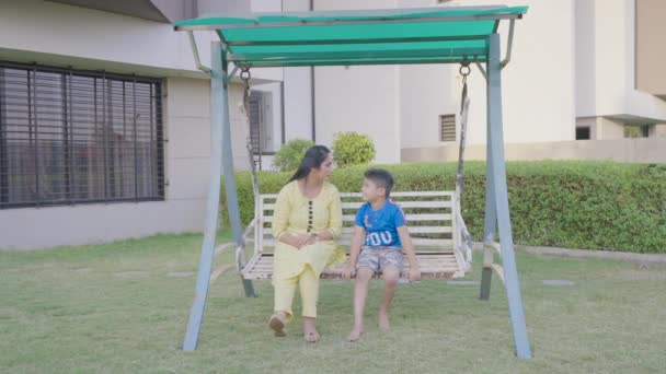Indiska Vackra Mor Med Sin Söta Son Barn Gör Ansiktsuttryck — Stockvideo