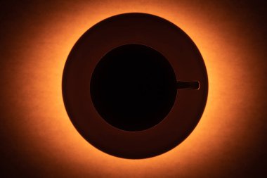 Hafif bir kaynaktan kahve fincanı. Yaratıcı alan kavramı