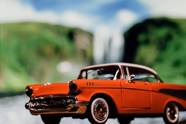 Ретро Модель Автомобиля Игрушки Перед Водопадом Стоковое Фото