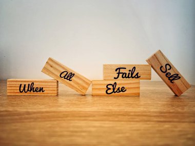 Her şey başarısız olduğunda tahta tuğlalarda metin satılır.