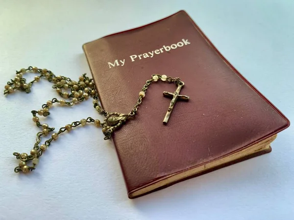 이것은 성좌와 함께 쓰여진 오래 된 나의 기도 책 입니다. 이 이미지는 다른 각도에서 촬영. — 스톡 사진