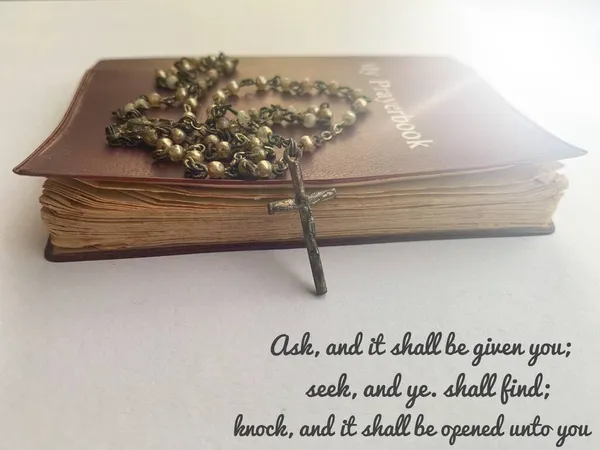 Citação do texto bíblico sobre a imagem com o meu livro de orações com o fundo do Santo Rosário. — Fotografia de Stock