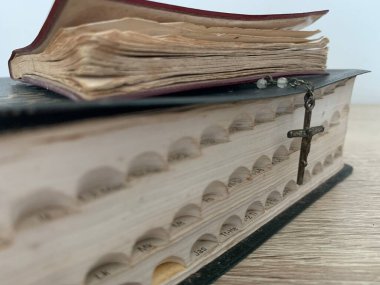 Sabah namazında İncil ve tespih ile Hristiyan duası