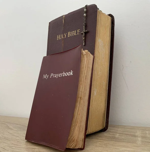 Biblia és imakönyvem szent rózsafüzérrel. Kereszténység ima — Stock Fotó