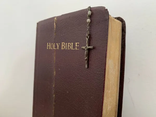 Szent Rózsafüzér lóg a tetején egy Szent Biblia. Kereszténység ima — Stock Fotó