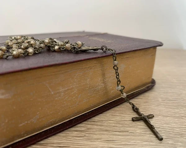 Szent Rózsafüzér tetején egy Biblia. Keresztény napi ima — Stock Fotó