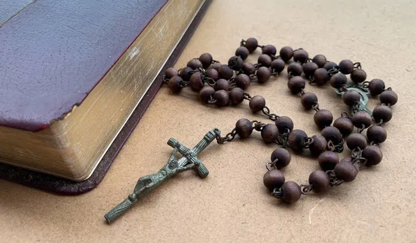 Rosenkranz mit Bibelbild, aufgenommen während der Sonntagsmesse. Christliches Gebet — Stockfoto