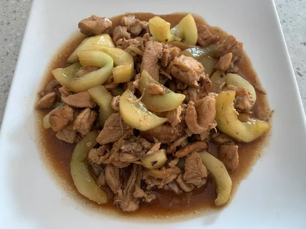 Nefis ev yapımı zencefilli tavuk ve salatalık.