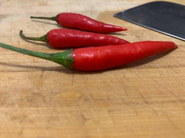 Keskin bıçakla doğranacak acı biber. Asya yemekleri için hazırlık