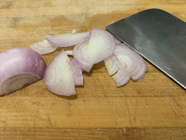 Cebolas de corte de preparação de ingredientes de comida. — Fotografia de Stock