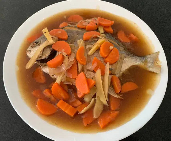 Gefrituurde vis met heerlijke saus gemengd met gember en wortel. — Stockfoto