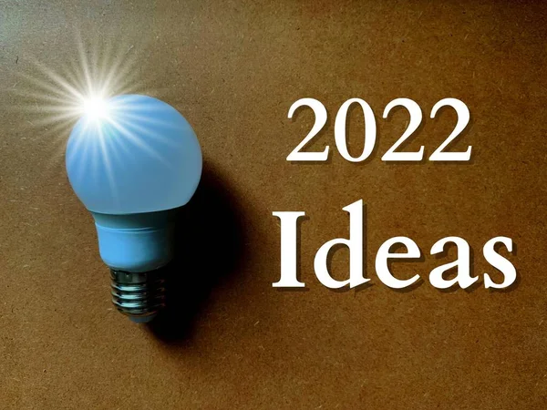 2022 ιδέες γραμμένο σε ξύλινο τοίχο με λάμπα φόντο — Φωτογραφία Αρχείου