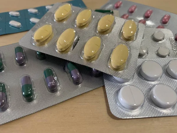 Surtido de píldoras, tabletas y cápsulas de medicamentos farmacéuticos. Cuida bien de tu salud — Foto de Stock