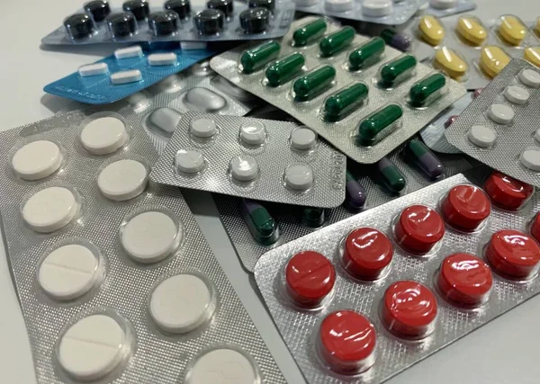 Pastillas, tabletas y cápsulas de medicamentos sin abrir — Foto de Stock