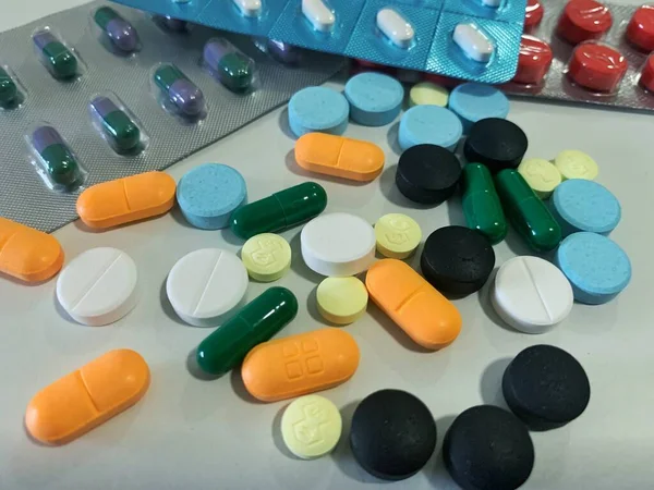 Imagen que muestra píldoras, tabletas y cápsulas de medicamentos farmacéuticos — Foto de Stock