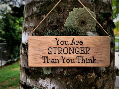 Bulanık ağaç ve doğa geçmişi olan ilham verici alıntılar - Düşündüğünden daha STRONGER