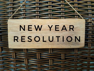 Tahta tabela üzerine yeni yıl çözünürlük metni. Yıl sonu işaretleniyor