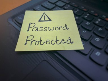 Bulanık bir dizüstü bilgisayarın üstüne yazılmış şifreli metin. Şifreni her zaman hackerlardan koruman gerektiğini hatırlat