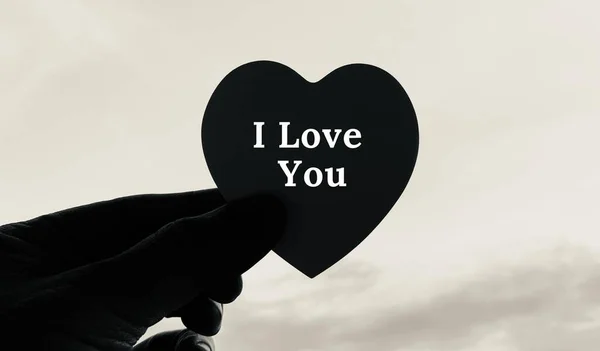 Afbeelding met tekst zeggen I love you on a heart shape cardboard. — Stockfoto