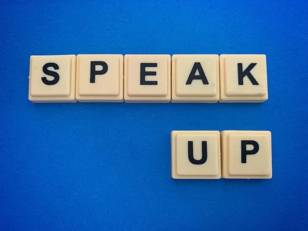 Woorden van SPEAK UP op kubusblokken die de bedrijfscultuur vertegenwoordigen. Bedrijfsconcept — Stockfoto